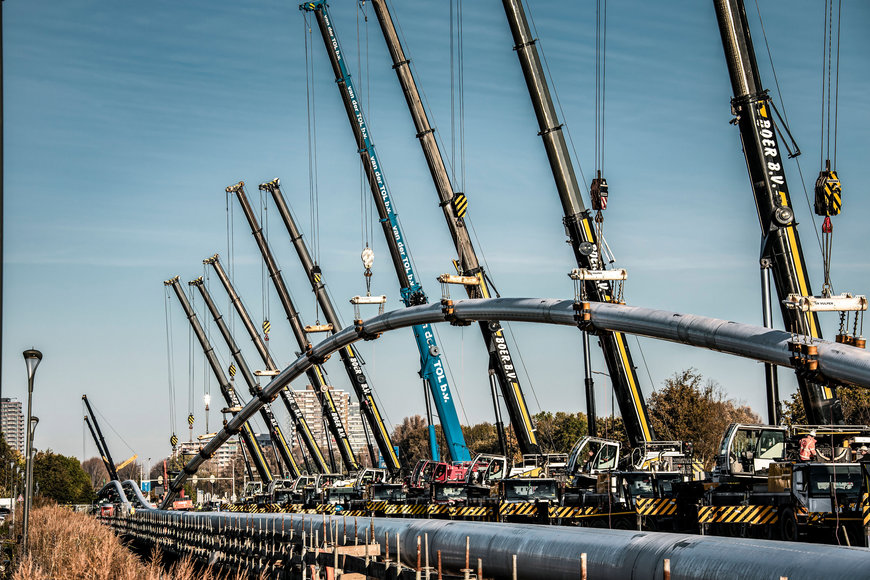 Liebherr twelve mobile cranes in operation during the construction of a pipeline in Delft 